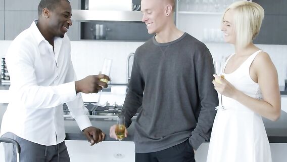 Негр трахнул жену друга большим членом