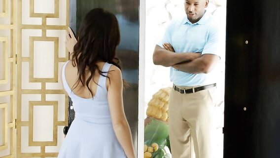 Негр ебет молоденькую студентку в попку