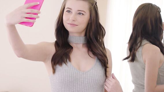 Молоденькая шатенка дает негру с большим членом