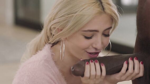 Громадный черный член в миниатюрной девушке в сапогах