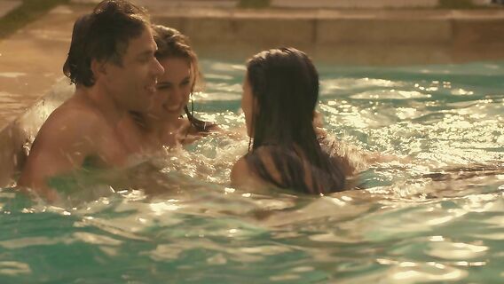 Мужик трахнул двух молоденьких девушек