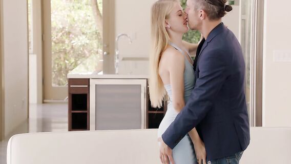 Молоденькая блондинка занялась сексом с другом отца