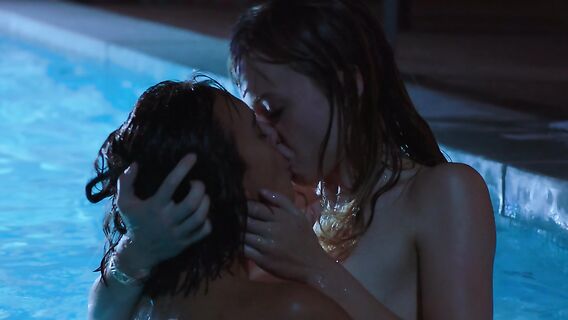 Ночной секс двух лесбиянок в бассейне