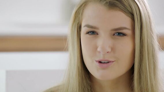 Красивая блондинка с хорошей грудью страстно трахается