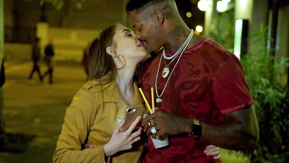 Девушка в белых гетрах трахается с негром в отеле