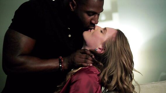 Негр затрахал чужую жену в черных чулках