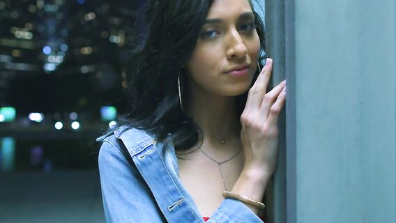 Негр трахает брюнетку в постели