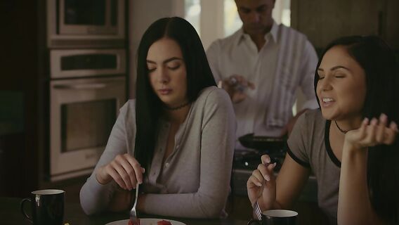 Отчим трахнул падчерицу и ее подругу в анал