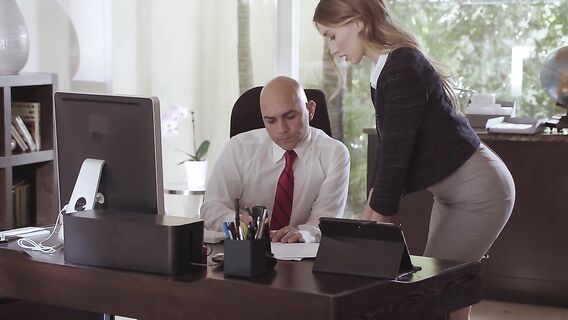 Секретарша сделала минет и дала в анал