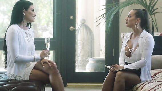 Журналистка соблазнила брюнетку на лесбийский секс