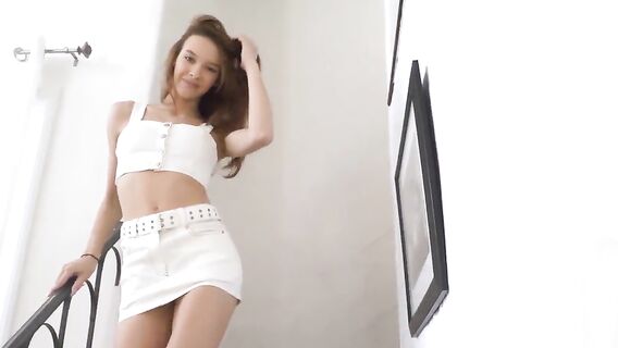 Парень несколько раз подряд кончал в писю шатенки и ебал дальше