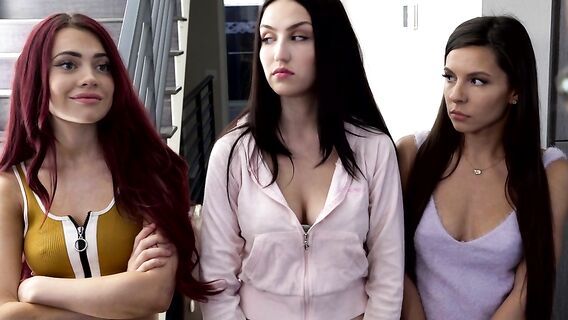 Лесбийский секс трех девушек со сквиртом