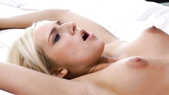 Секс со страстной короткостриженной блондинкой в белых чулках