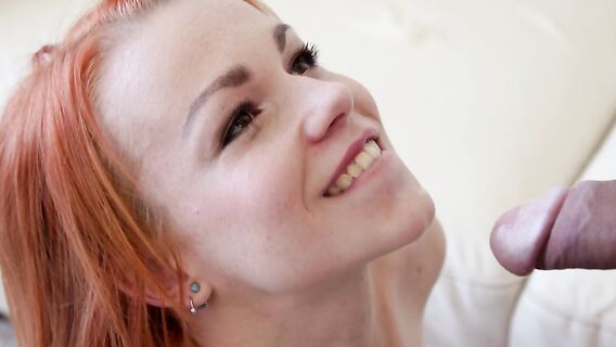 Рыжая трахается со спортсменом на диване и глотает сперму