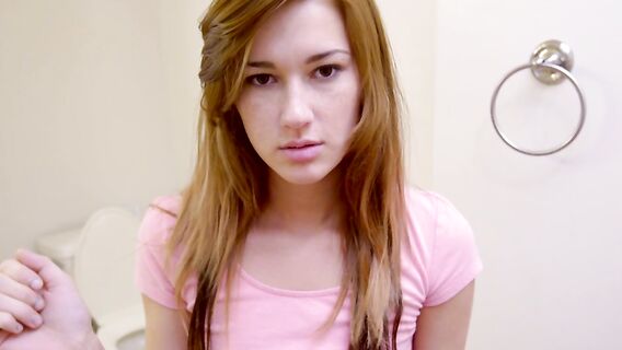 Сводный брат пойман сестрой за подглядыванием