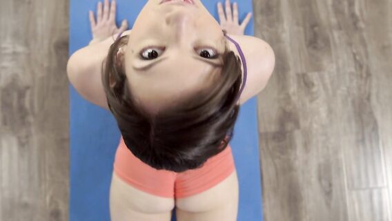 Секс с брюнеткой Эмбер Стоун в домашнем тренажерном зале