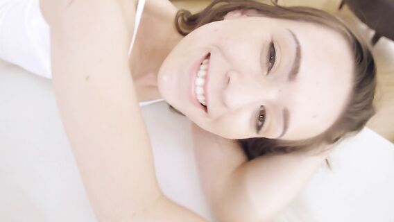 Секс с 19-летней брюнеткой в масле на массажном столе