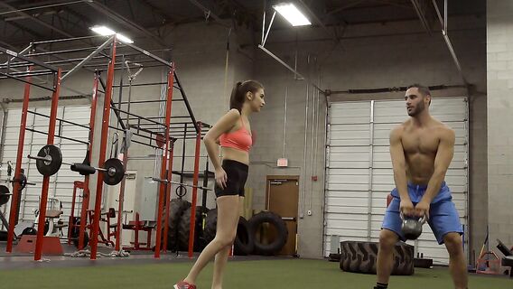 Трахнул подругу в спортзале во время тренировки