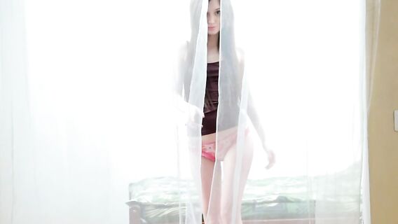 Худая русская девушка мастурбирует вибратором кролик