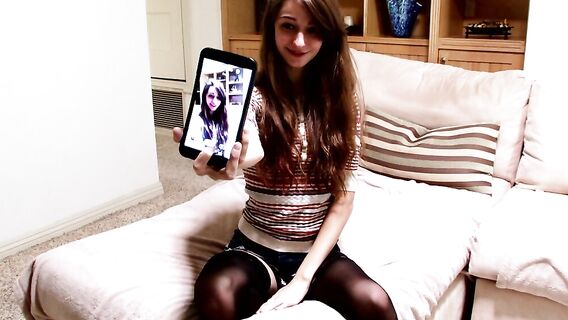 Соло мастурбация с вибратором студентки в черных чулках