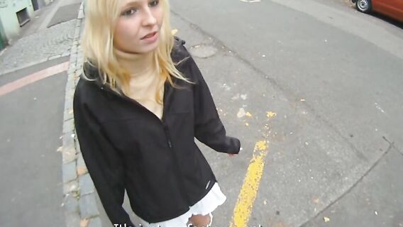 Парень за деньги ебет молодую блонди раком в парке