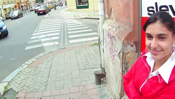 Пикапер за деньги трахнул брюнетку в подъезде