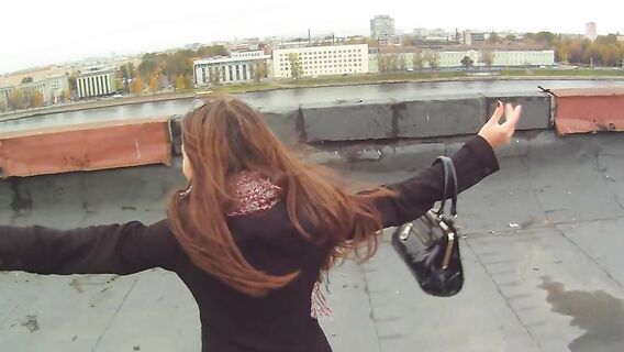 Русский пикапер трахнул молодую девушку раком на крыше дома