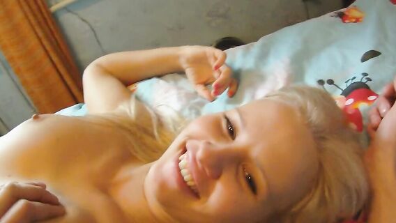 Русский парень помог блондинке и качественно трахнул