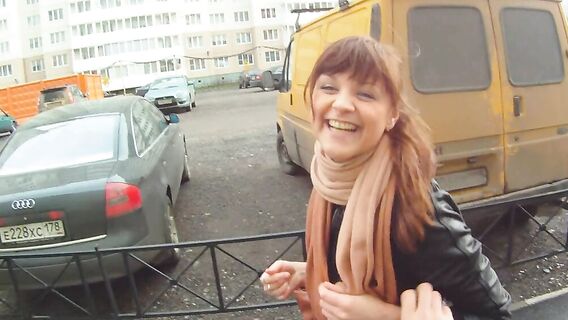 Русская девка трахается в подъезде на скрытую камеру в очках