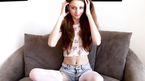 Юная девушка в белых чулках мастурбирует на кресле вибратором