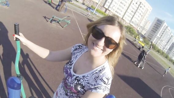 Пикап на спортплощадке спортивной русской девушки