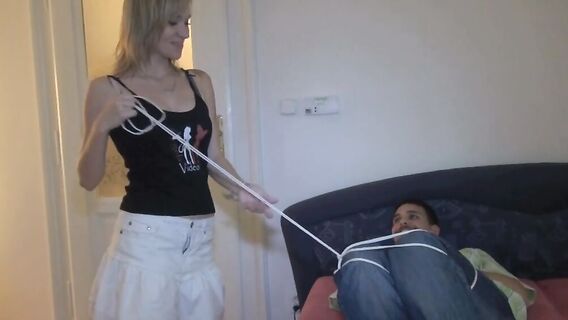 Девушка связала парня и потрахалась с другом у него на глазах