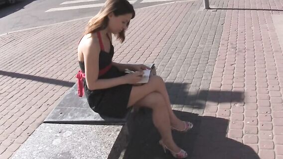 Хитрый агент знакомится на улице с русской девушкой