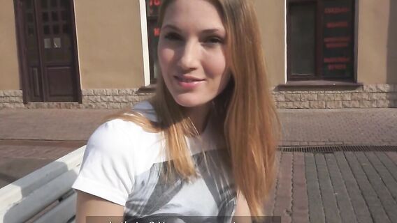 Молодая худая русская девушка первый раз пришла на кастинг