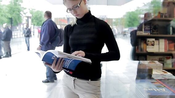 Секс с занудой блондинкой в очках для зрения