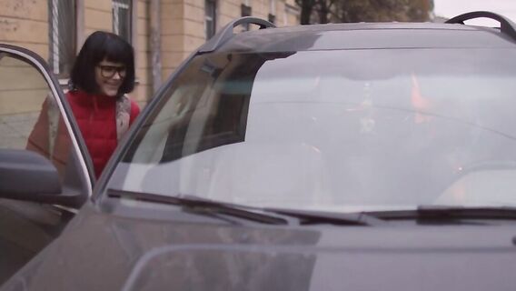 Русская брюнетка с короткими волосами заблудилась в большом городе