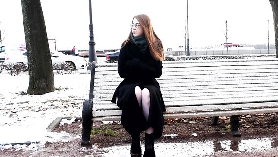 Русский парень подвез рыжую студентку в очках до дома и трахнул