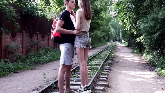 Стройная милая цыпочка принимает член со всех сторон