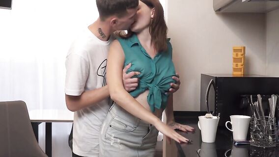 Секс на кухне с милой русской шлюхой с большими натуральными сиськами