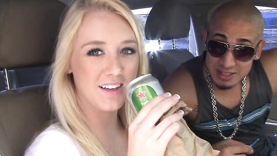 Подцепил блондинку в баре и трахнул на камеру