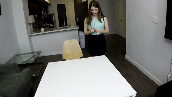 Миниатюрной брюнетке очень нужна работа