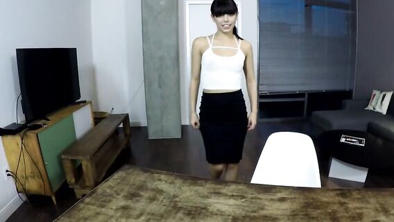 Юная латина на приеме на работу секретарем