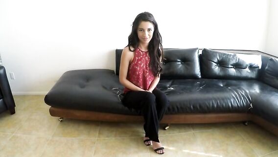 Собеседование с сексуально развитой брюнеткой