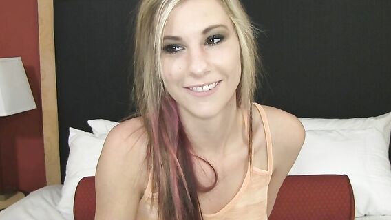 Стеснительная блондинка в конце кастинга позволила кончить на лицо