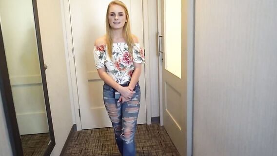 18-летняя милашка на кастинге позволила себя трахнуть и кончить в рот