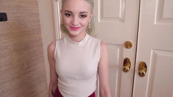 Кастинг блондинки с татуировками и сосками в виде сердечек