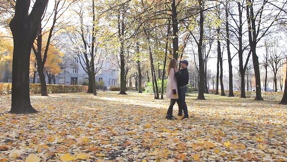 Шикарная осенняя прогулка закончилась первым анальным сексом