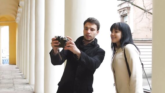 Фотограф трахнул брюнетку и сделал фото со спермой на лице