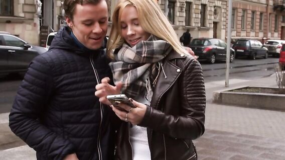 Секс с благодарной блондинкой на белом кухонном диване