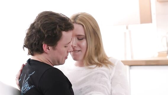 Секс с благодарной блондинкой на белом кухонном диване